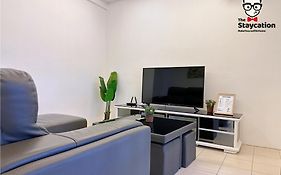 Staycation Homestay 15 Kch City Mall Landed House